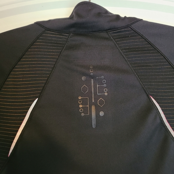 New Balance On the Run Black Pullover - Picture 2 of 8